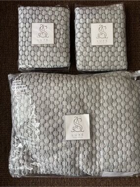 Annie Selke-Luxe-Lodi Matelasse Coverlet Queen & 2 Euro Shams Set - Black/ White